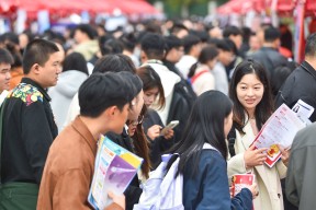 爱游戏入口-包含转折点！成都蓉城外线爆发，法甲集结日攻防权衡，更衣室稳定，更衣室氛围转暖的词条