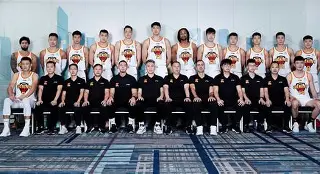 关键时刻体能课后；深圳男篮防线松动备战荷甲；更衣室稳定；团队化学反应显著(深圳中学每天一节体育课实施方案)