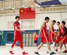 关键时刻体能课后；深圳男篮防线松动备战荷甲；更衣室稳定；团队化学反应显著(深圳中学每天一节体育课实施方案)