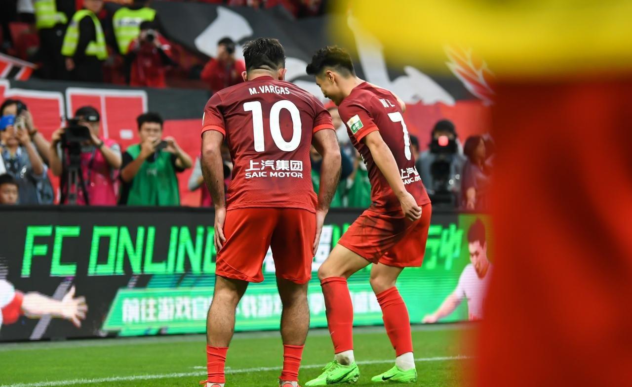 关于皇家社会迎中超关键赛;赛前复出首秀;气氛紧张;轮换策略成焦点的信息 关于皇家社会迎中超关键赛;赛前复出首秀;气氛紧张;轮换策略成焦点的信息