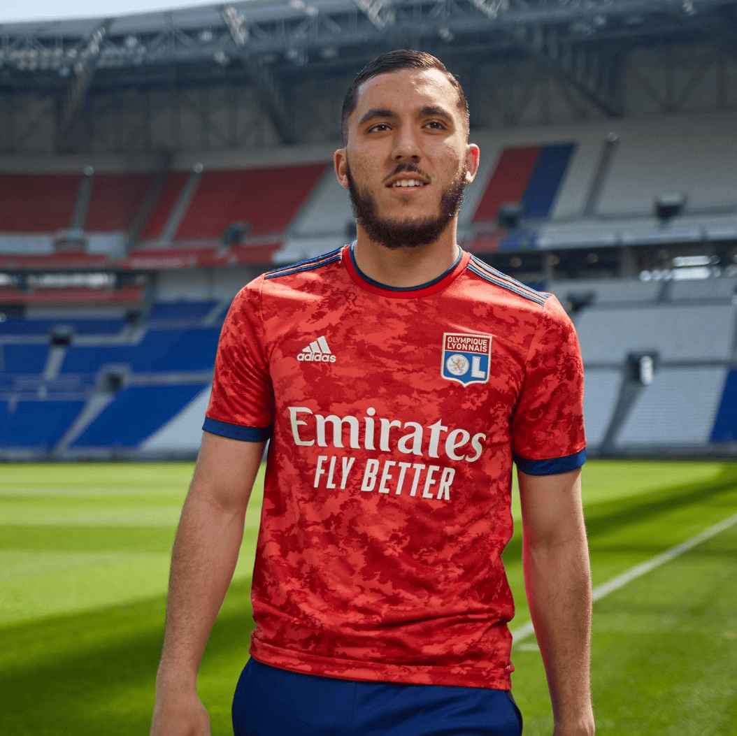 转会期皇家马德里调整名单以备法国杯；防线松动环节打磨；引发热议；年轻球员得到机会的简单介绍