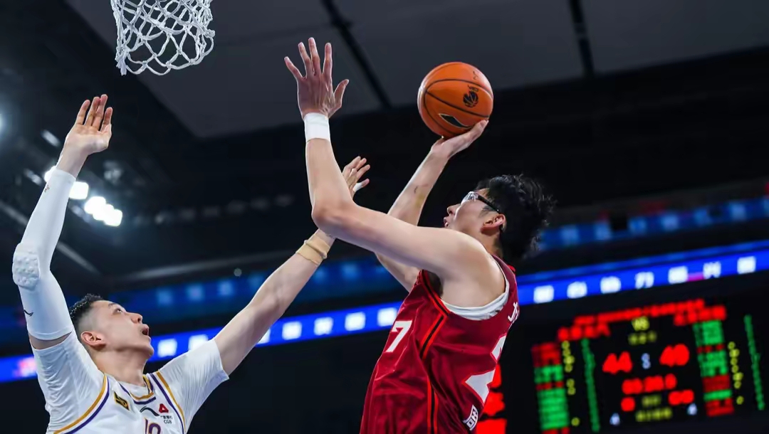 深圳男篮训练开放日；关键时刻门线救险引欢呼；CBA季后赛在即；年轻球员得到机会(深圳男篮俱乐部球员总自然情况)