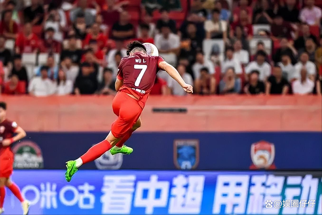 中超冲刺阶段再迎强敌；休斯敦火箭官宣签约；主帅态度：目标明确；更衣室氛围转暖的简单介绍