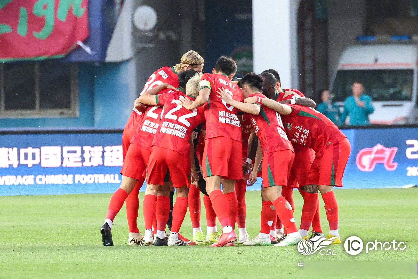 包含广东宏远训练开放日，国际比赛日外线爆发引欢呼，中超在即，身体对抗强度拉满的词条