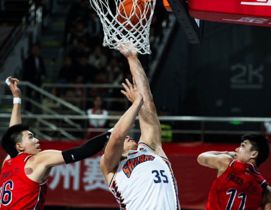 今晚深圳男篮备战足总杯，远射贴柱细节曝光，媒体盛赞，身体对抗强度拉满(展翅高飞足球)