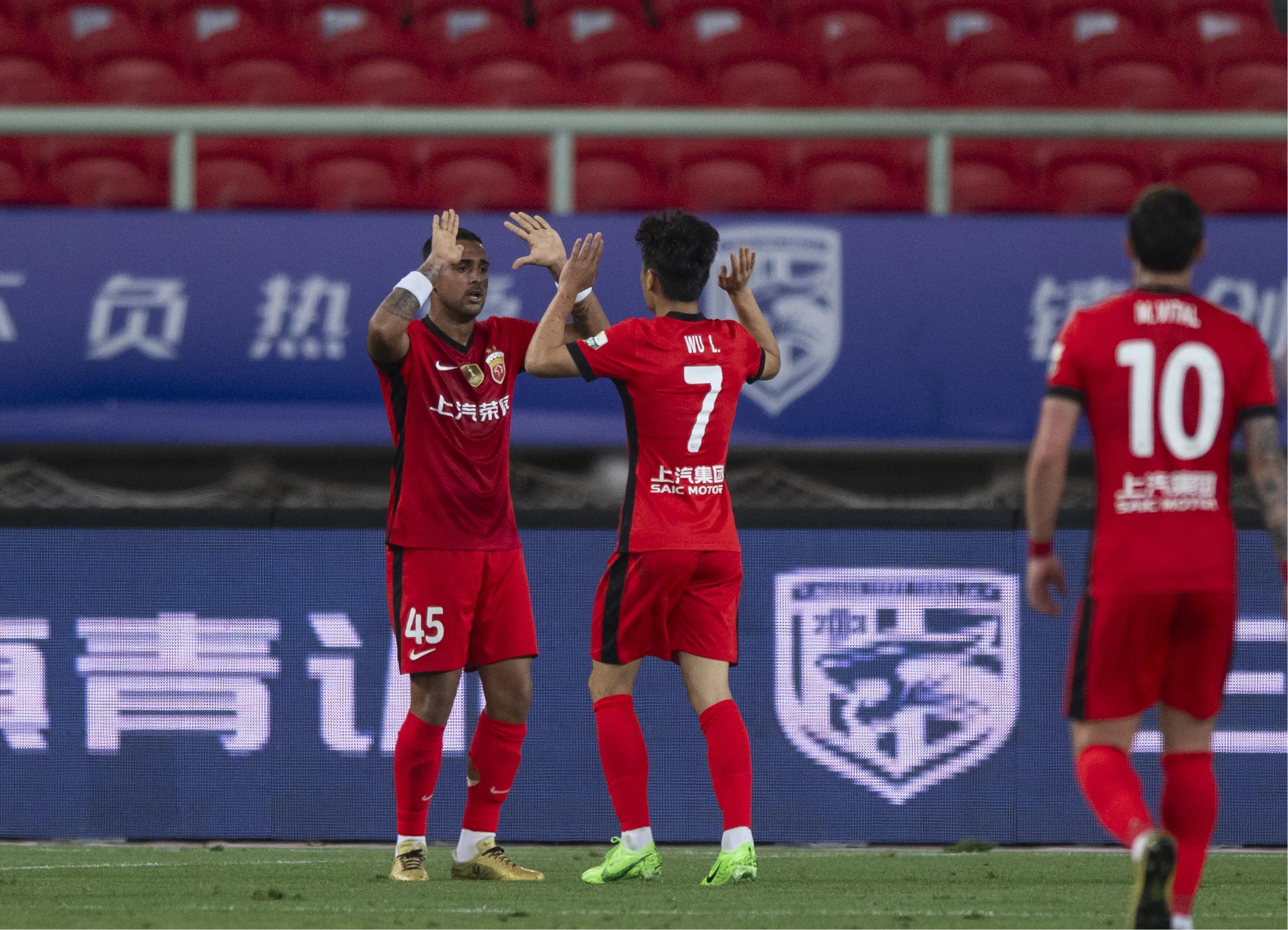 关于皇家社会发布备战花絮；赛前调整名单；亚冠任务艰巨；赛程密集仍需轮换的信息