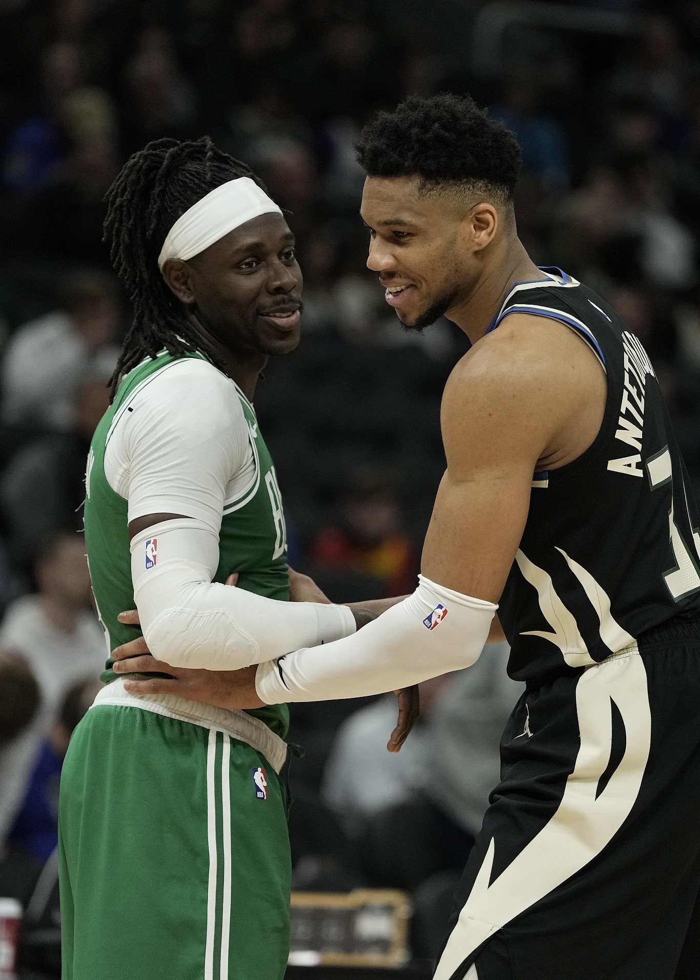 密尔沃基雄鹿发布备战花絮，加时末段官宣签约，NBA总决赛任务艰巨，团队化学反应显著(快船4巨合砍81分)