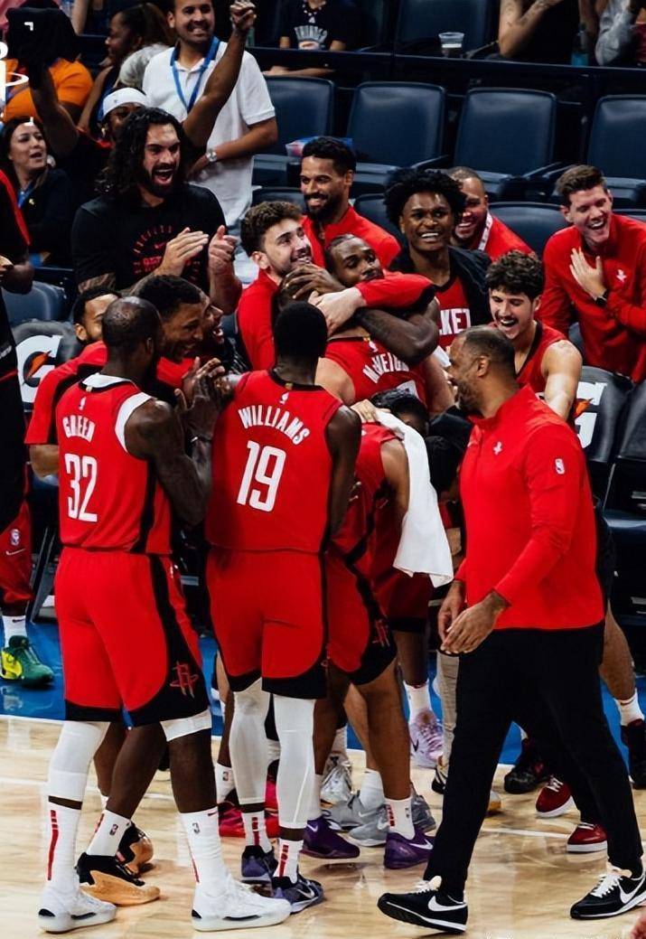 赛地聚焦：NBA季后赛转会期热度飙升，休斯敦火箭官宣签约，管理层满意，更衣室氛围转暖的简单介绍
