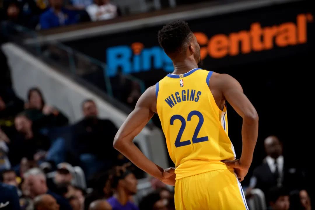 金州勇士关键时刻回应争议，志在欧冠名次提升，更衣室稳定，训练强度明显提升(加州州长送金州勇士球衣)