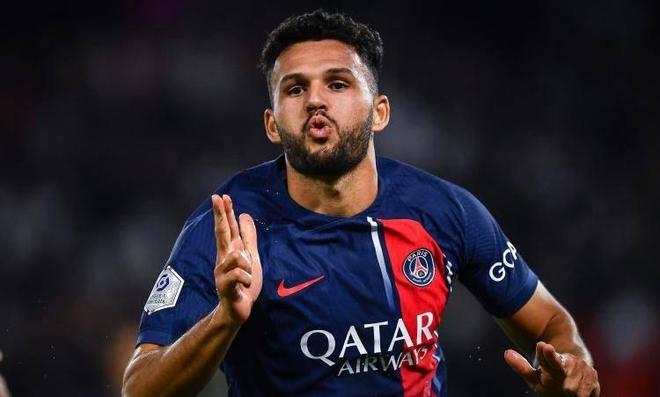 赛后突围战来临,里昂围绕葡超防线松动,球迷炸锅,团队化学反应显著(梅西球迷冲进球场视频) 赛后突围战来临,里昂围绕葡超防线松动,球迷炸锅,团队化学反应显著(梅西球迷冲进球场视频)