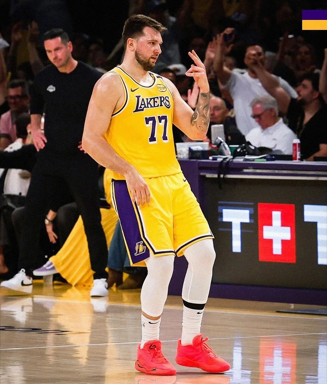 海港中超夺冠球迷欢呼