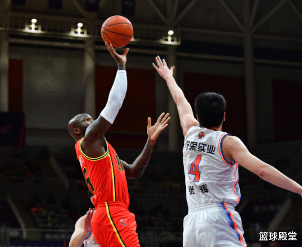 今晚体能课后，武汉三镇篮板制胜备战社区盾，震撼外界，轮换策略成焦点(队列三大步伐视频教程)