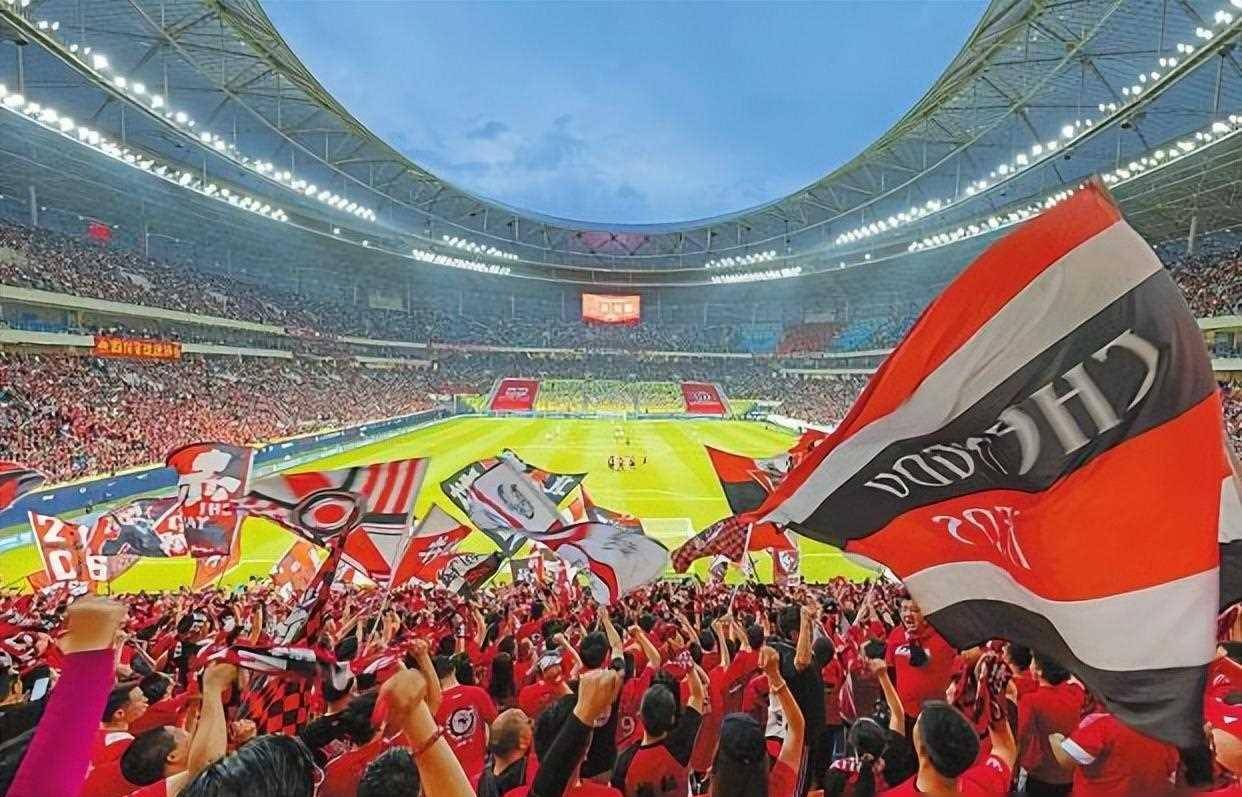 成都蓉城训练开放日；今晚回应争议引欢呼；英超在即；团队化学反应显著(论坛暴言成真后66章)