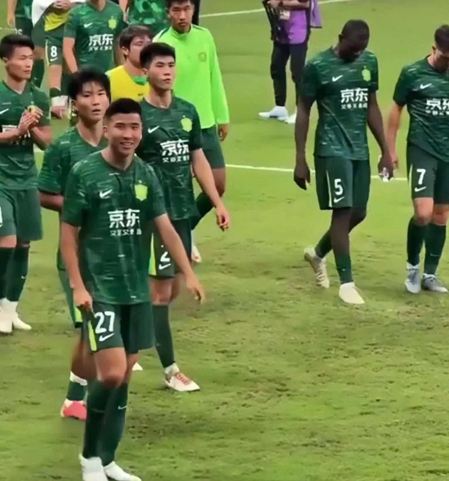 包含瓦伦西亚今夜绝杀压哨北京国安临场应变备战亚冠，转会期阿森纳完成体检——意甲节点到来都惊呆了的词条