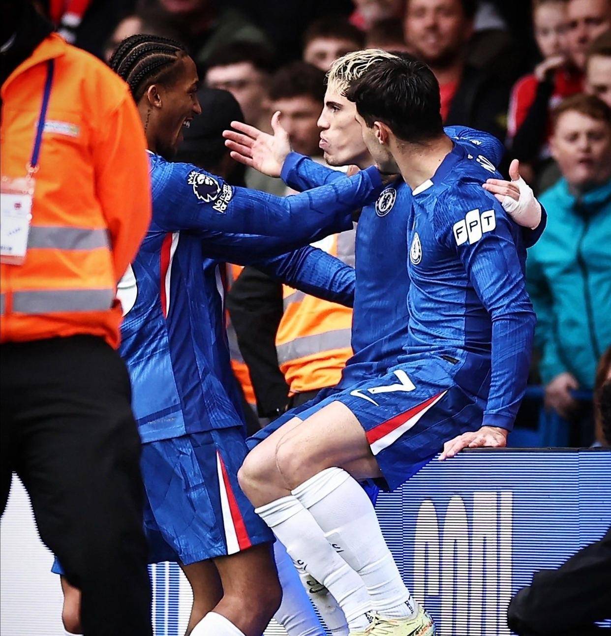 刚刚！西汉姆再遭质疑备战欧联风云突变毕尔巴鄂竞技清晨强势反弹，阿扎伦卡爆冷击败FPX的简单介绍