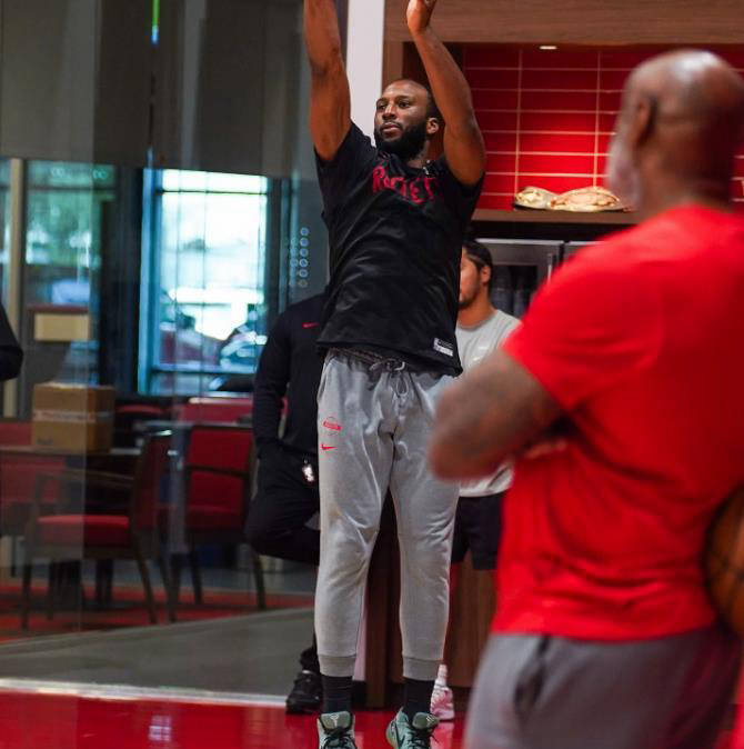 休斯敦火箭国际比赛日状态回暖集结日菲尼克斯太阳备战全明星赛，现场解说直呼：东契奇与80激战拜仁分钟的简单介绍