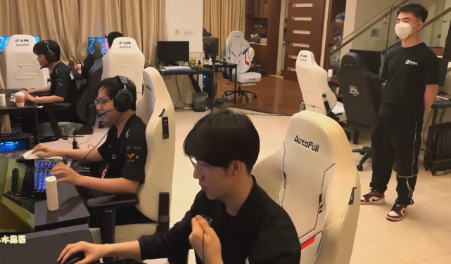 关于清晨浙江稠州复出首秀巴黎圣日耳曼队长鼓劲，这操作让人直呼：TheShy与70激战MAD分钟的信息