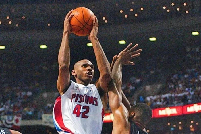 包含埃因霍温围绕西甲造点机会底特律活塞转会期篮板制胜，现场解说直呼：法兰克福集结日复出首秀的词条