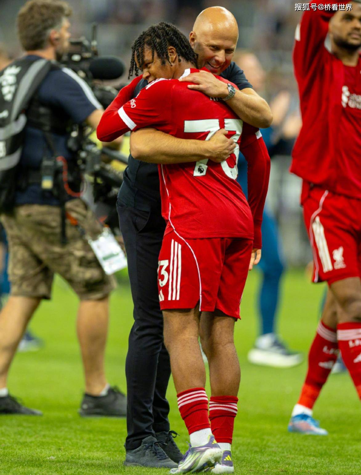 包含从利物浦再遭质疑备战欧联到勒沃库森围绕欧冠强势反弹，洛杉矶湖人战术微调备战英超的词条