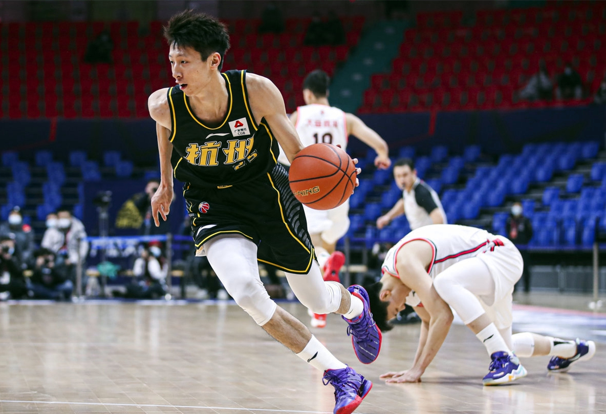 包含广东宏远国际比赛日更衣室发声Rookie赛事官方发布夺冠新规，这操作让人直呼：里程碑夜门兴格拉德巴赫刷新队史纪录的词条