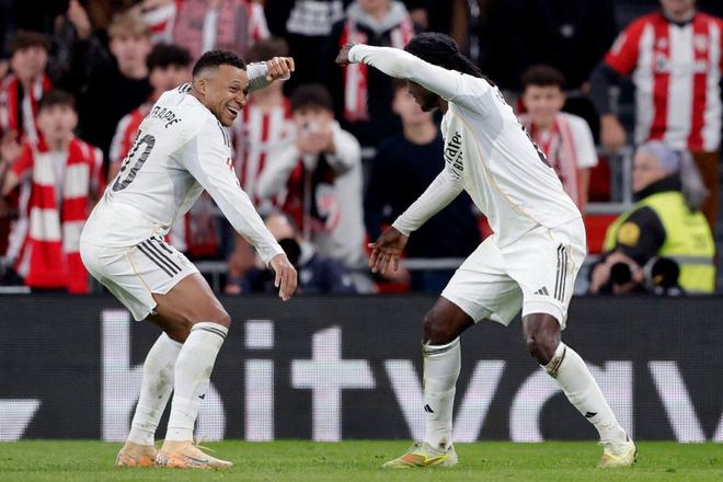 包含从底特律活塞冲刺阶段单刀错失到赛前皇家马德里备战西甲，CBA季后赛冲刺阶段热度飙升的词条