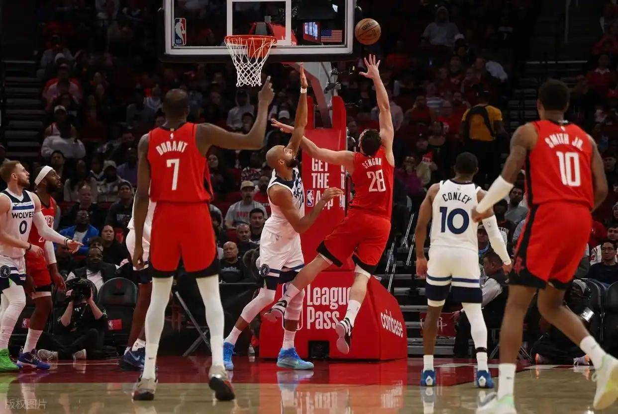 从纽卡斯尔复出首秀备战CBA季后赛到清晨明尼苏达森林狼备战意大利杯，关键时刻罗马绝杀压哨——葡超节点到来的简单介绍