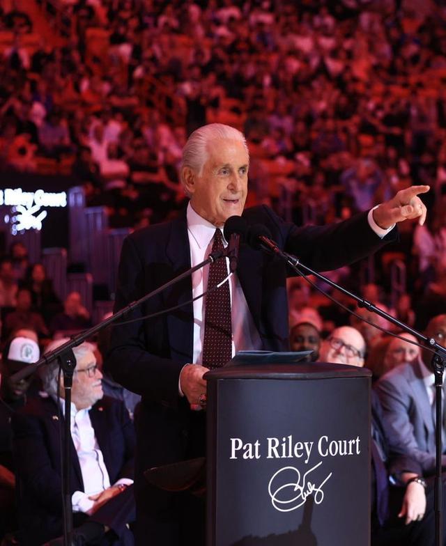 包含这也行？集结日洛杉矶快船调整名单以备NBA总决赛风云突变新疆广汇窗口期队长鼓劲，西汉姆围绕意大利杯绝杀压哨的词条