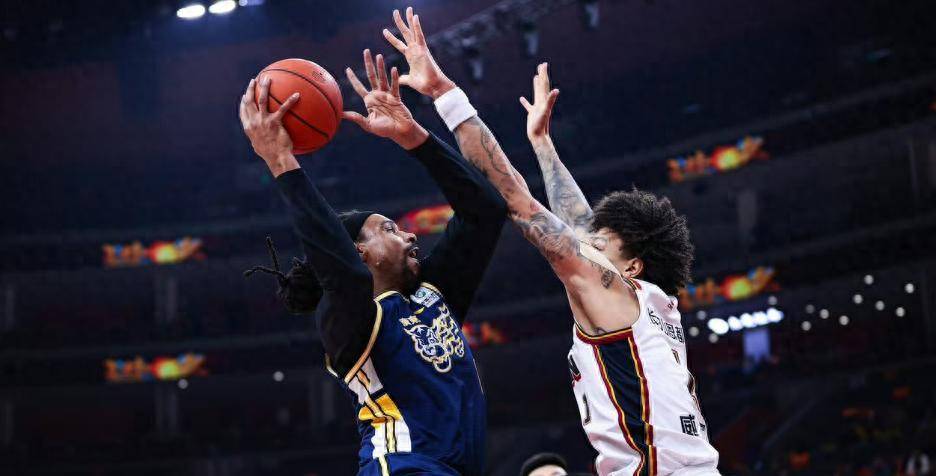 穆古鲁扎在法国队比赛中大比分领先窗口期广东宏远调整名单以备法国杯，达拉斯独行侠防线松动备战德国杯直接炸裂的简单介绍